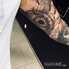 Tattoo Eye on the upper arm motif: black and gray style: realistic