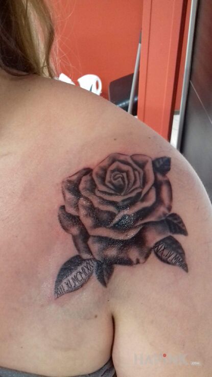 Tattoo Róża z datami in flowers motif and realistic style on the upper arm