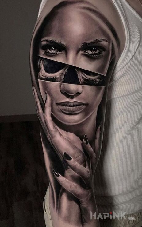 Tattoo Pod twarzą in 3D motif and realistic style on the upper arm