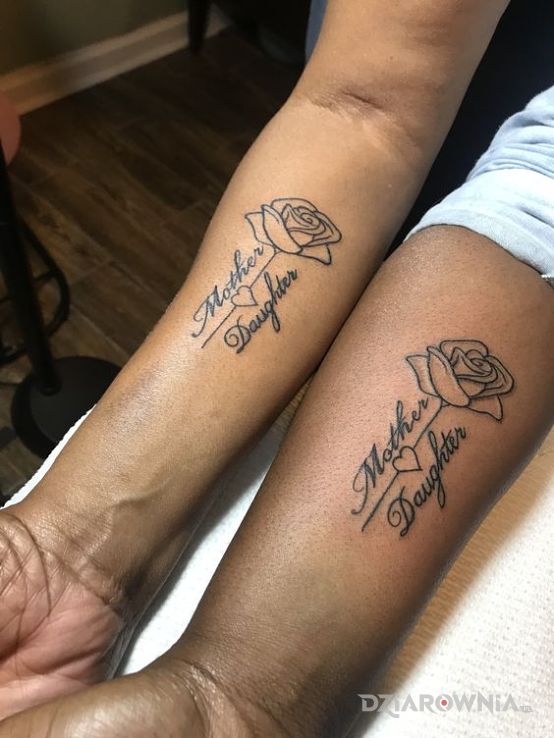 Tatuaż matka i córka w motywie napisy i stylu minimalistyczne na przedramieniu