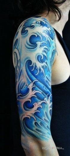 Tatuaż morskie fale w motywie pozostałe na ramieniu