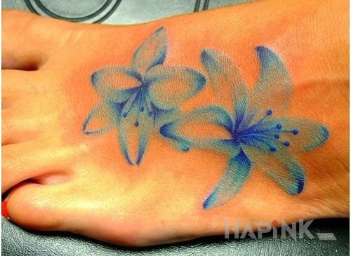 Tattoo Niebieskie kwiaty in colorful motif on the foot