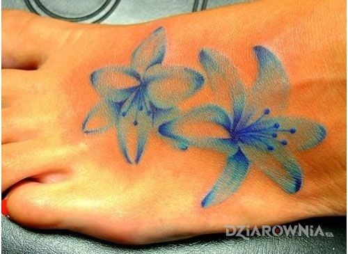 Tatuaż niebieskie kwiaty w motywie kolorowe na stopie