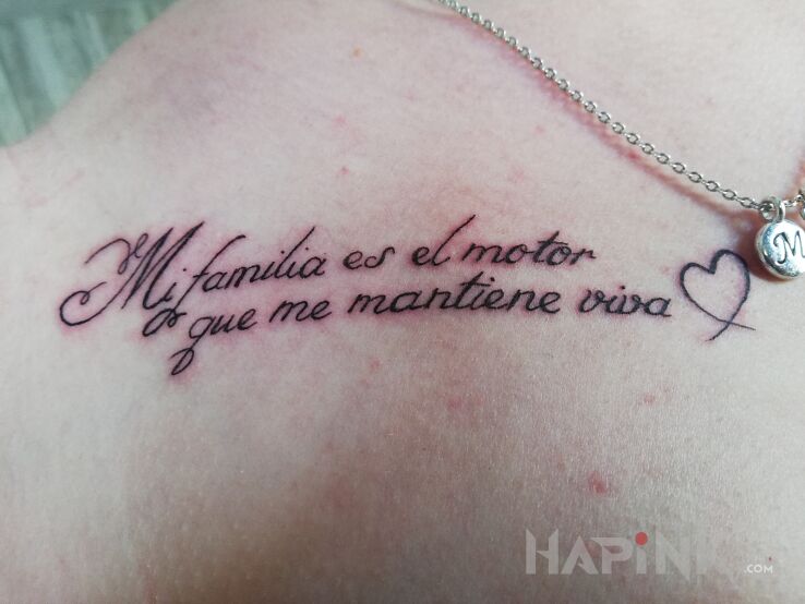 Tattoo Kobiece in lettering motif and calligraphy style on the collarbone