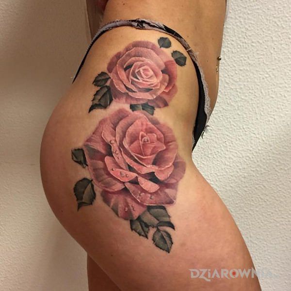 Tatuaż różee w motywie kolorowe i stylu realistyczne na nodze