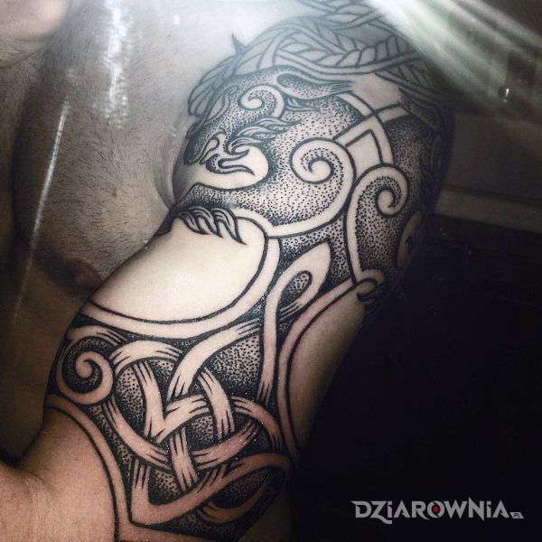 Tatuaż celtycko w motywie czarno-szare i stylu celtyckie / nordyckie na ramieniu
