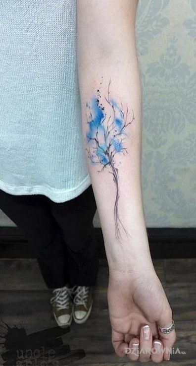 Tatuaż drzewko w motywie kwiaty na przedramieniu