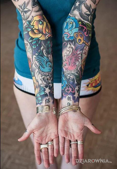 Tatuaż ptaszyny w motywie kwiaty i stylu newschool na przedramieniu