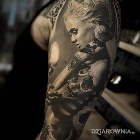 Tatuaż Rogate dziewczę na ramieniu motyw: czaszki styl: realistyczne