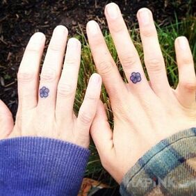Tattoo Two flowers on the fingers motif: flowers style: minimalistic