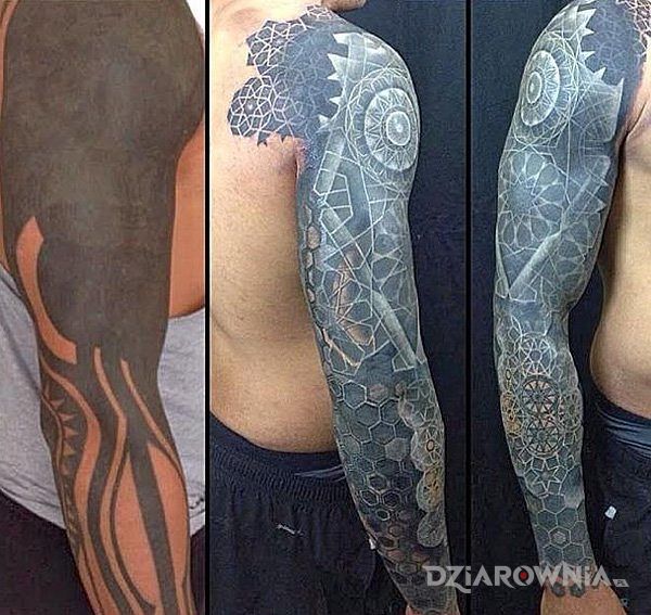 Tatuaż przerobiona lipa w motywie czarno-szare i stylu blackwork / blackout na ramieniu