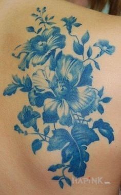 Tattoo Kolejne kwiaty w kolorze niebieskim in flowers motif on the shoulder blades