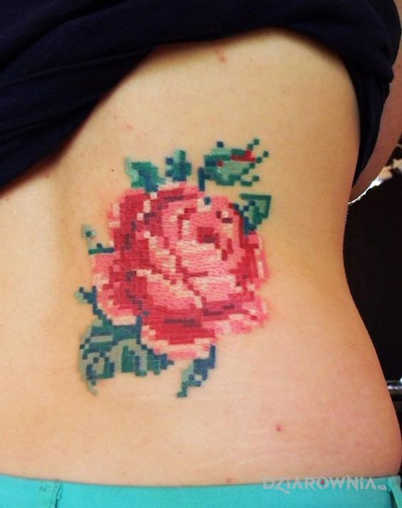 Tatuaż róża jak u babci w motywie kolorowe i stylu haftowane na plecach