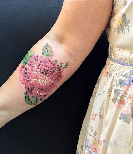 Tattoo Jeszcze jedna różyczka in colorful motif and embroidered style on the forearm