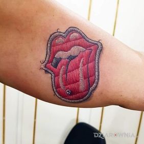 Tatuaż Rolling Stones na ramieniu motyw: kolorowe styl: haftowane