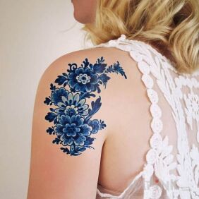 Tattoo Flowers on the upper arm motif: flowers
