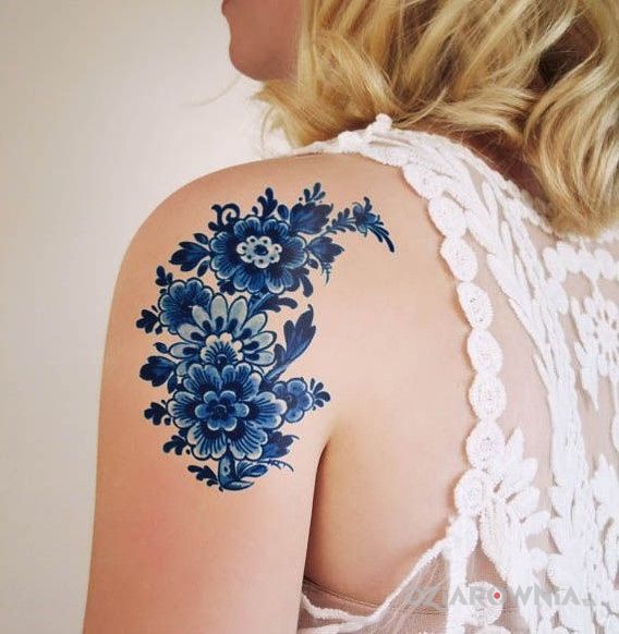 Tatuaż kwiatuszki w motywie kwiaty na ramieniu