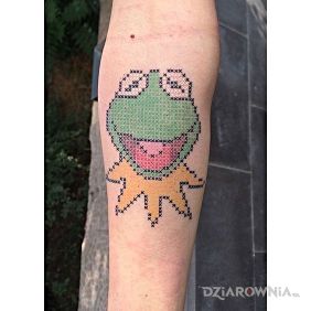 Tatuaż Kermit na przedramieniu motyw: postacie styl: haftowane
