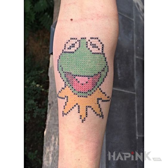 Tattoo Kermit in characters motif and embroidered style on the forearm