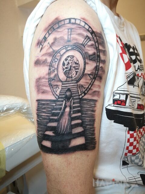 Tattoo Czekając na drugą połowę in objects motif and graphic / illustrative style on the upper arm