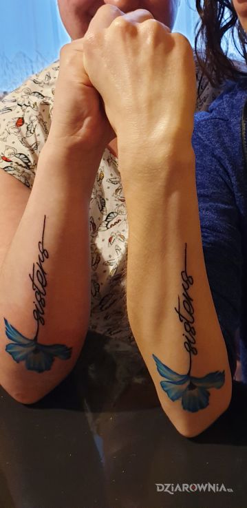 Tatuaż sisters tattoo w motywie kolorowe i stylu graficzne / ilustracyjne na przedramieniu