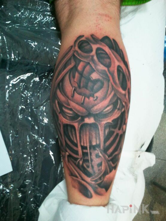 Tattoo Czacha w nodze in black and gray motif and graphic / illustrative style on the calf
