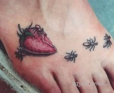 Tatuaż truskawka w motywie 3D na stopie