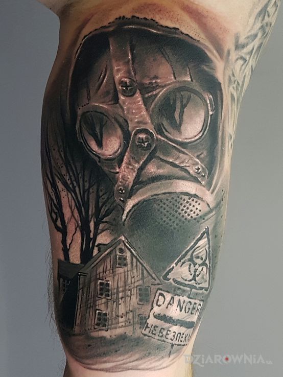 Tatuaż gas mask w motywie wojna i stylu realistyczne na ramieniu