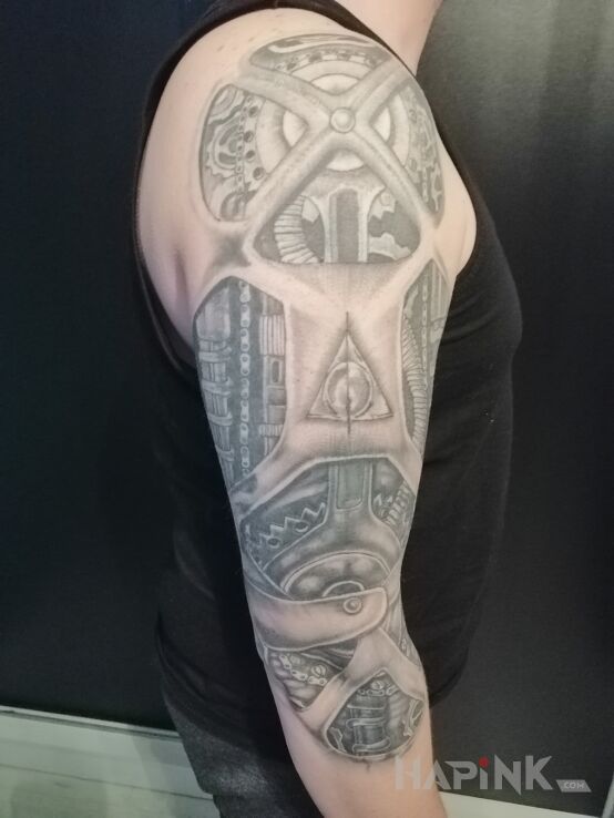 Tattoo Bio in sleeves motif and biomechanics style on the upper arm