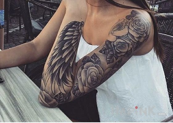 Tattoo Róże i skrzydło in wings motif and graphic / illustrative style on the upper arm