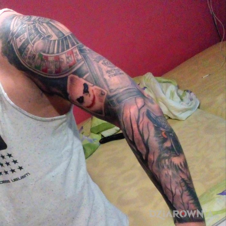 Tatuaż sowa i spółka w motywie rękawy i stylu realistyczne na ramieniu