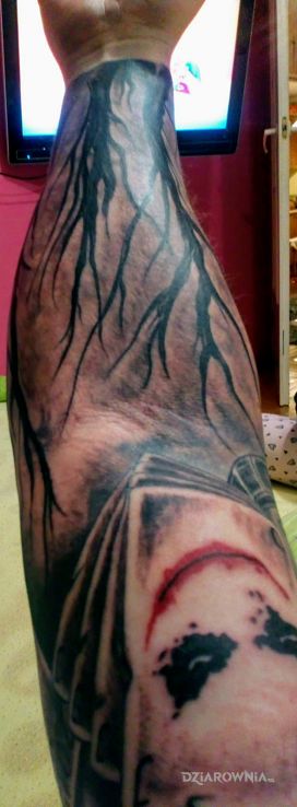 Tatuaż mroczny las w motywie czarno-szare i stylu graficzne / ilustracyjne na przedramieniu