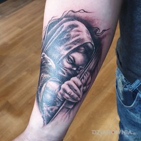 Tatuaż Archer na przedramieniu motyw: postacie styl: realistyczne