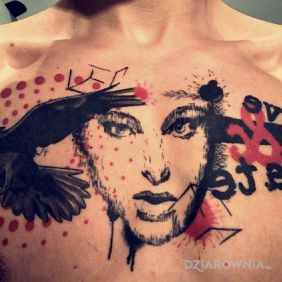 Tatuaż Kochaj i nienawidzić na klatce motyw: twarze styl: trash polka