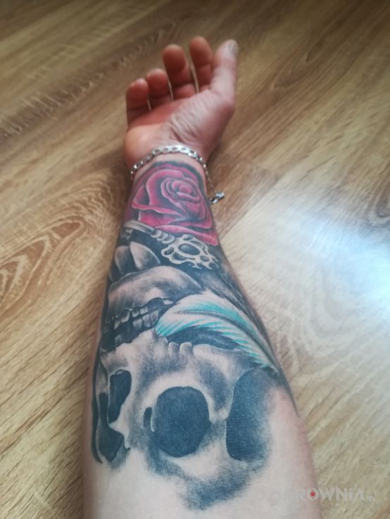 Tatuaż róża czaszka w motywie kwiaty i stylu realistyczne na przedramieniu