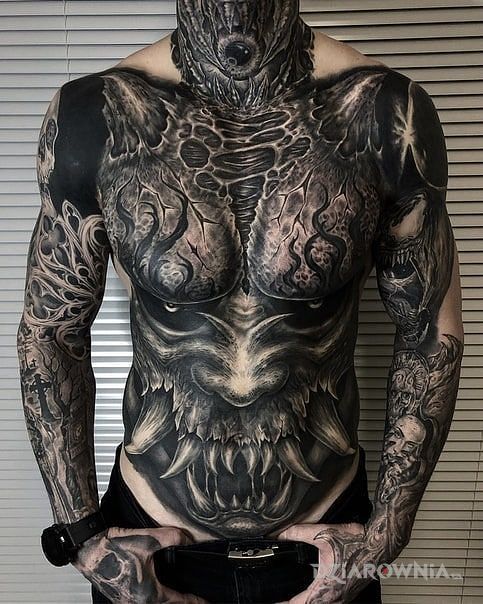 Tatuaż zebaty demon w motywie rękawy i stylu realistyczne na przedramieniu
