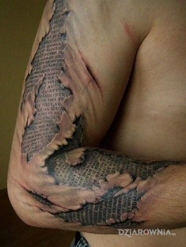 Tatuaż podskórny almanach w motywie 3D na przedramieniu