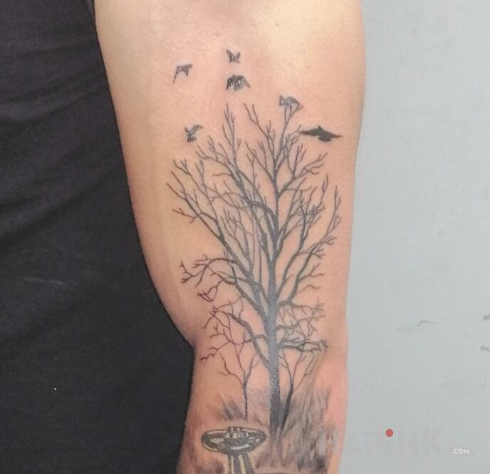 Tattoo Drzewko in black and gray motif and graphic / illustrative style on the upper arm