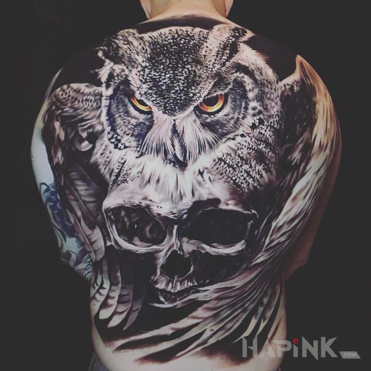 Tattoo Sowa & Czaszka in black and gray motif and realistic style on the back