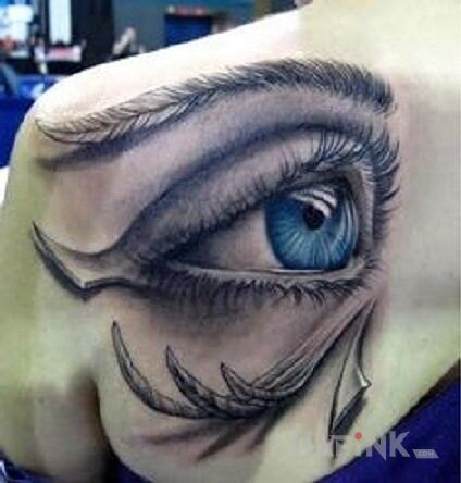 Tattoo Oko in 3D motif on the shoulder blades