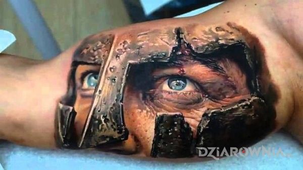 Tatuaż wzrok wojownika w motywie 3D i stylu realistyczne na ramieniu