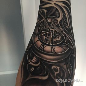 Tatuaż Mój drugi na przedramieniu motyw: czarno-szare styl: realistyczne