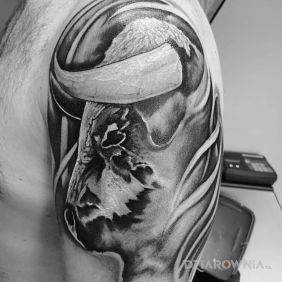 Tatuaż Pierwszy i nie ostatni na ramieniu motyw: znaki zodiaku styl: graficzne / ilustracyjne