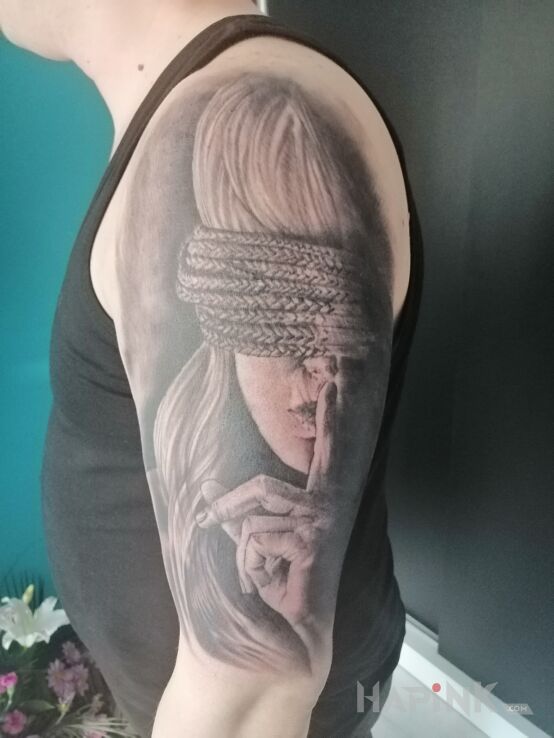 Tattoo Nowy nabytek:) in faces motif and realistic style on the upper arm