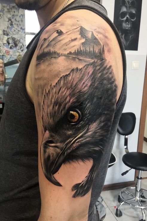 Tattoo Orzeł wśród gór in 3D motif and realistic style on the upper arm