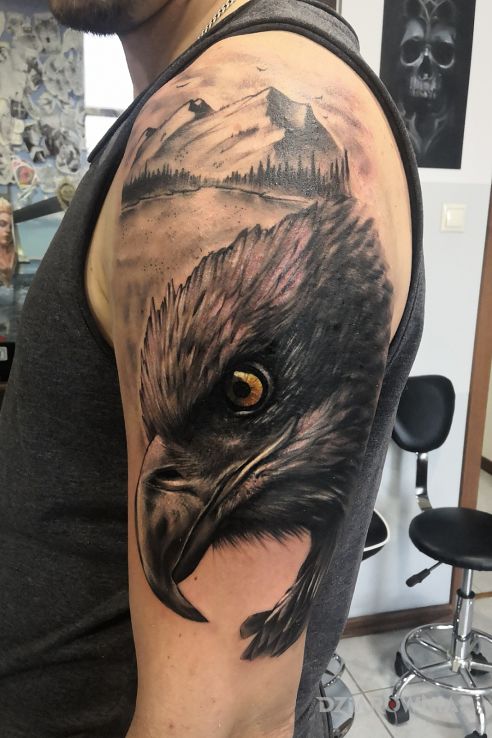 Tatuaż orzeł wśród gór w motywie zwierzęta i stylu realistyczne na ramieniu