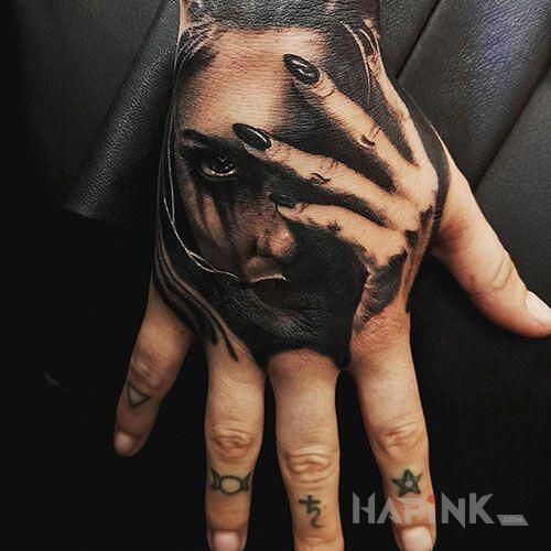 Tattoo Dłoń na dłoni in faces motif and realistic style on the hand