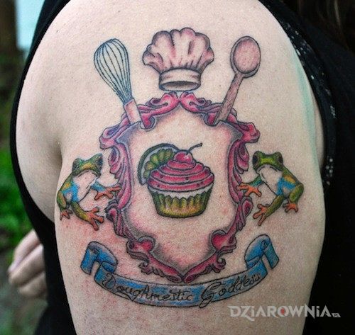 Tatuaż mistrzyni gotowania w motywie pozostałe na ramieniu