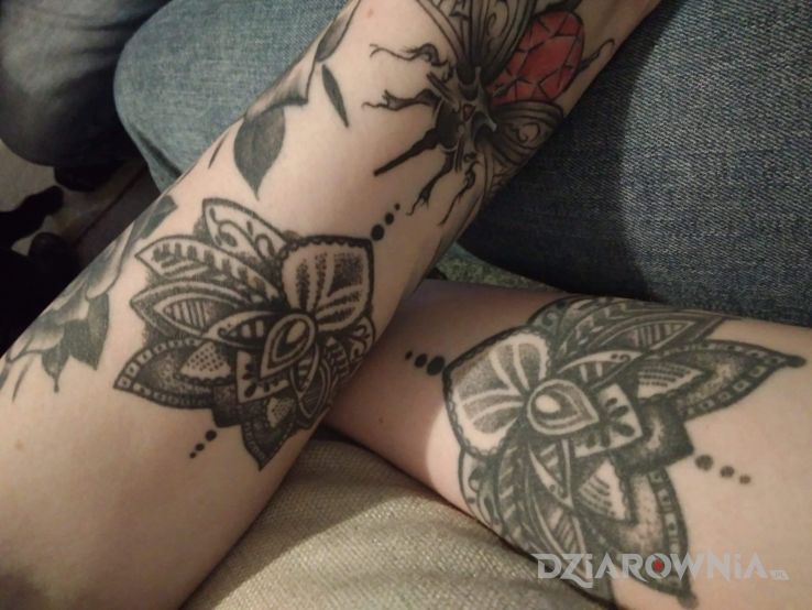 Tatuaż lotosy w motywie kwiaty i stylu graficzne / ilustracyjne na przedramieniu