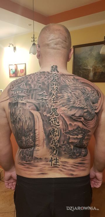 Tatuaż chińskie plecy w motywie fantasy i stylu realistyczne na plecach